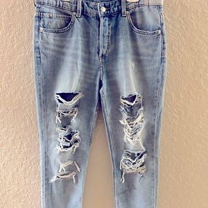 Womens H&M distressed boyfriend jeans in light wash size 6
